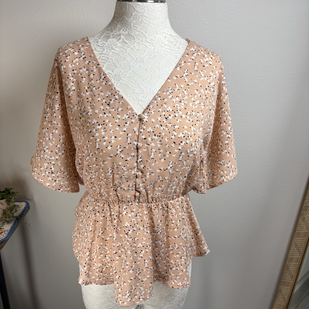 SIENNA SKY Women's Medium ~ Peach Floral Blouse V-Neck Short Sleeve Lightweight